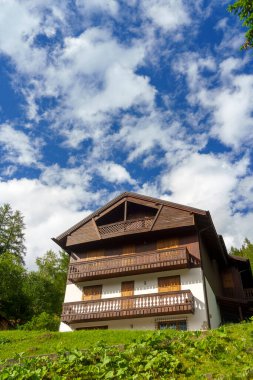 Dolomites, Dolomites, Veneto, İtalya 'daki Selva di Cadore' daki Forcella Staulanza yolunda yaz mevsiminde dağ manzarası. Tipik ahşap ev.