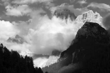 Dolomites, Dolomites, Veneto, İtalya 'daki Selva di Cadore' daki Forcella Staulanza yolunda yaz mevsiminde dağ manzarası. Siyah ve beyaz