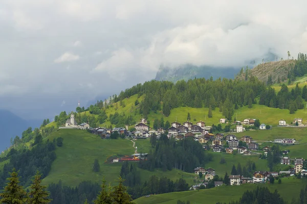 意大利韦尼托Belluno省Dolomites通往Selva Cadore公路沿线的夏季山区景观 — 图库照片