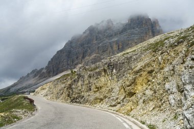 Yaz aylarında Tre Cime di Lavaredo, Dolomites, Belluno, Veneto, İtalya 'ya giden yol boyunca dağ manzarası.