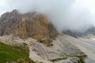 Yaz aylarında Tre Cime di Lavaredo, Dolomites, Belluno, Veneto, İtalya 'ya giden yol boyunca dağ manzarası.