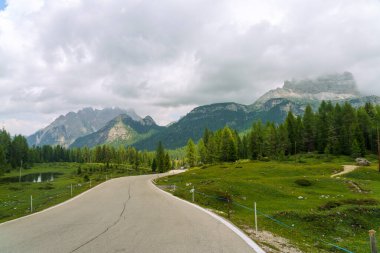Yaz aylarında Tre Cime di Lavaredo, Dolomites, Belluno, Veneto, İtalya 'ya giden yol boyunca dağ manzarası.