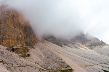 Yaz aylarında Tre Cime di Lavaredo, Dolomites, Belluno, Veneto, İtalya 'ya giden yol boyunca dağ manzarası.