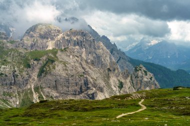 Yaz aylarında Tre Cime di Lavaredo, Dolomites, Belluno, Veneto, İtalya 'ya giden yol boyunca dağ manzarası.