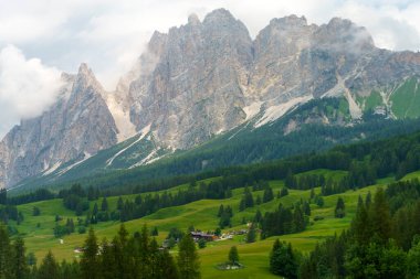 Yaz aylarında Cortina 'dan Misurina' ya Tre Croci geçidi boyunca uzanan dağ manzarası, Dolomites, Belluno ili, Veneto, İtalya.