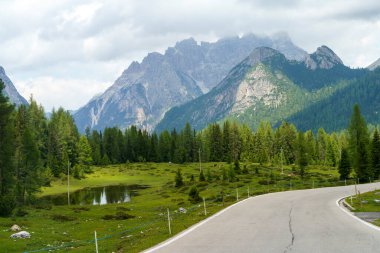 Yaz aylarında Tre Cime di Lavaredo, Dolomites, Belluno, Veneto, İtalya 'ya giden yol boyunca dağ manzarası.
