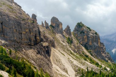 Yaz aylarında Tre Cime di Lavaredo, Dolomites, Belluno, Veneto, İtalya 'ya giden yol boyunca dağ manzarası.