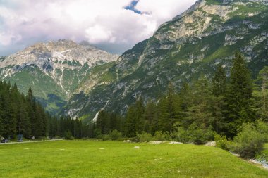 Yaz aylarında Landro Vadisi, Dolomitler, Bolzano ili, Trentino Alto Adige, İtalya, Misurina 'dan Dobbiaco' ya uzanan dağ manzarası