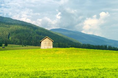 Pusteria Vadisi Bisiklet Yolu, Bolzano ili, Trentino Alto Adige, İtalya. Yazın dağ manzarası