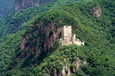 Adige Nehri 'nin Bolzano' dan Merano 'ya, Trentino Alto Adige, İtalya' ya uzanan bisiklet yolu boyunca uzanan manzara. Salorno Kalesi 'nin kalıntıları.