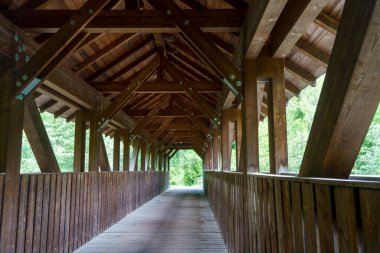 İtalya 'nın Trentino Alto Adige eyaletindeki Venosta vadisi ve Adige nehri boyunca uzanan köprü.