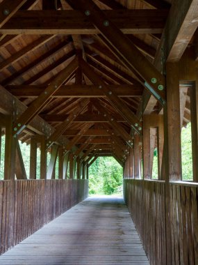 İtalya 'nın Trentino Alto Adige eyaletindeki Venosta vadisi ve Adige nehri boyunca uzanan köprü.