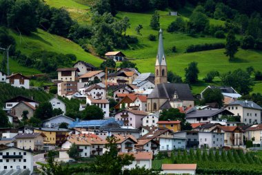 İtalya 'nın Trentino Alto Adige eyaletindeki Venosta vadisi ve Adige nehri boyunca uzanan yaz manzarası. Oris Köyü