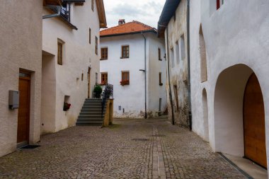 Glorenza, veya Glurns, Bolzano, Trentino Alto Adige, İtalya: Venosta Vadisi 'ndeki tarihi şehir