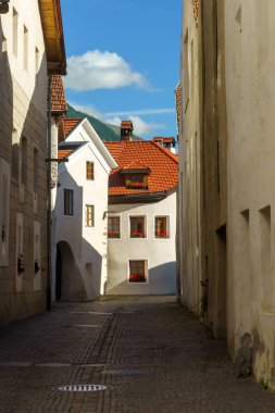 Glorenza, veya Glurns, Bolzano, Trentino Alto Adige, İtalya: Venosta Vadisi 'ndeki tarihi şehir. Sabah eski cadde
