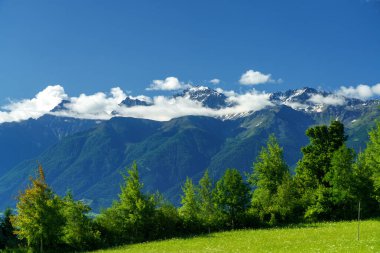 Yaz mevsiminde Glorenza 'dan Prato allo Stelvio, Bolzano, Trentino Alto Adige, İtalya' ya uzanan dağ manzarası.