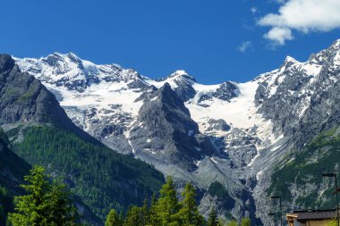 İtalya 'nın Trentino-Alto Adige bölgesindeki Stelvio geçidi boyunca uzanan dağ manzarası.
