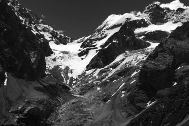 İtalya 'nın Trentino-Alto Adige bölgesindeki Stelvio geçidi boyunca uzanan dağ manzarası. Buzul. Siyah ve beyaz