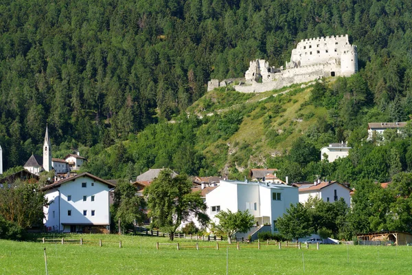 夏季意大利Trentino Alto Adige从Glorenza到Bolzano省Prato Allo Stelvio公路沿线的山区景观 城堡的废墟 — 图库照片