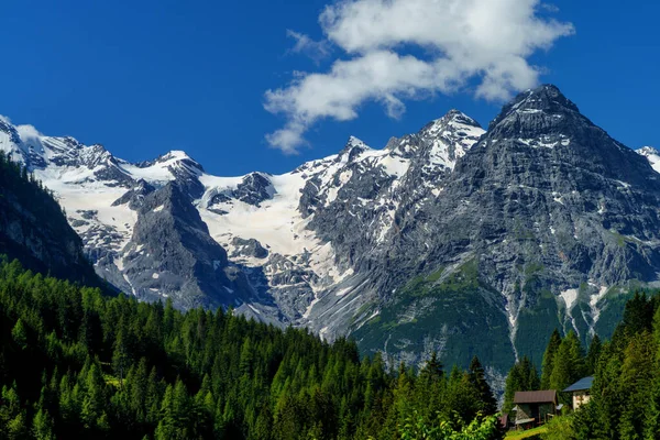 İtalya 'nın Trentino-Alto Adige bölgesindeki Stelvio geçidi boyunca uzanan dağ manzarası.