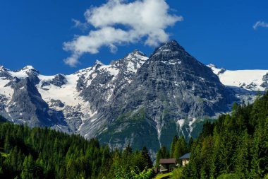 İtalya 'nın Trentino-Alto Adige bölgesindeki Stelvio geçidi boyunca uzanan dağ manzarası.