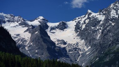 İtalya 'nın Trentino-Alto Adige bölgesindeki Stelvio geçidi boyunca uzanan dağ manzarası.