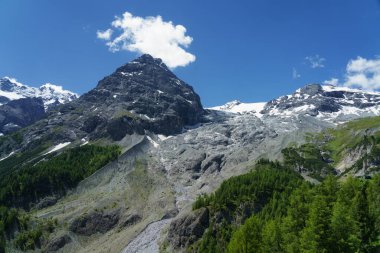 İtalya 'nın Trentino-Alto Adige bölgesindeki Stelvio geçidi boyunca uzanan dağ manzarası. Buzul