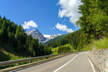 İtalya 'nın Trentino-Alto Adige bölgesindeki Stelvio geçidi boyunca uzanan dağ manzarası.