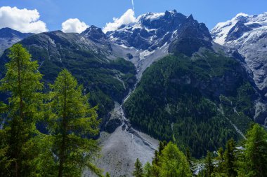İtalya 'nın Trentino-Alto Adige bölgesindeki Stelvio geçidi boyunca uzanan dağ manzarası.