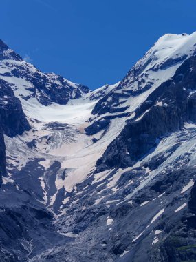 İtalya 'nın Trentino-Alto Adige bölgesindeki Stelvio geçidi boyunca uzanan dağ manzarası. Buzul