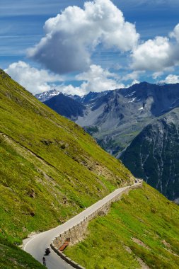 İtalya 'nın Trentino-Alto Adige bölgesindeki Stelvio geçidi boyunca uzanan dağ manzarası..