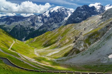 İtalya 'nın Trentino-Alto Adige bölgesindeki Stelvio geçidi boyunca uzanan dağ manzarası..