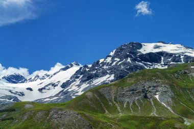 İtalya 'nın Trentino-Alto Adige bölgesindeki Stelvio geçidi boyunca uzanan dağ manzarası. Buzul