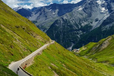 İtalya 'nın Trentino-Alto Adige bölgesindeki Stelvio geçidi boyunca uzanan dağ manzarası..