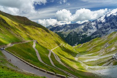 İtalya 'nın Trentino-Alto Adige bölgesindeki Stelvio geçidi boyunca uzanan dağ manzarası..