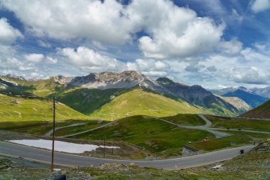 Stelvio geçidi boyunca uzanan dağ manzarası, Sondrio ili, Lombardy, İtalya, yaz mevsiminde.