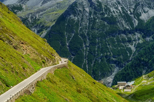 夏季意大利Trentino Alto Adige通往Bolzano省Stelvio山口公路沿线的山区景观 — 图库照片