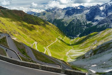 İtalya 'nın Trentino-Alto Adige bölgesindeki Stelvio geçidi boyunca uzanan dağ manzarası..