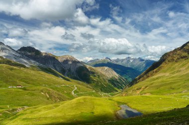 Stelvio geçidi boyunca uzanan dağ manzarası, Sondrio ili, Lombardy, İtalya, yaz mevsiminde.