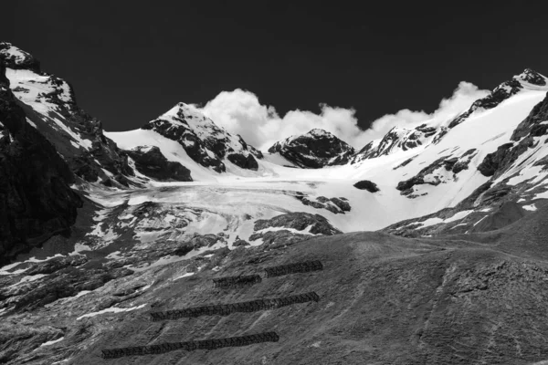 ステルヴィオ峠 ボルツァーノ州 トレンティーノ アルト アディジェ イタリアへの道に沿って山の風景 氷河だ 黒と白 — ストック写真