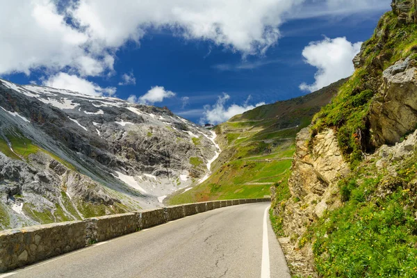 เขาตามถนนไปย Stelvio Pass งหว Bolano Trentino Alto Adige ตาล ในฤด — ภาพถ่ายสต็อก