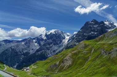 İtalya 'nın Trentino-Alto Adige bölgesindeki Stelvio geçidi boyunca uzanan dağ manzarası. Buzul
