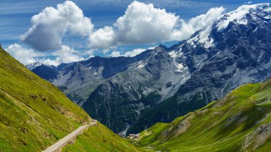 İtalya 'nın Trentino-Alto Adige bölgesindeki Stelvio geçidi boyunca uzanan dağ manzarası..
