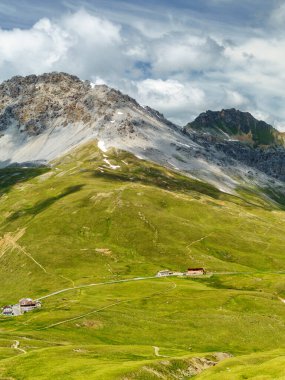 Stelvio geçidi boyunca uzanan dağ manzarası, Sondrio ili, Lombardy, İtalya, yaz mevsiminde.