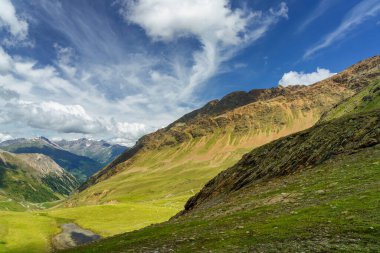 Stelvio geçidi boyunca uzanan dağ manzarası, Sondrio ili, Lombardy, İtalya, yaz mevsiminde.