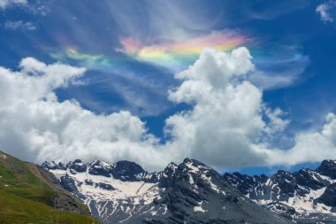 Stelvio Geçidi 'ne doğru alçalan bulutlar, Sondrio ili, Lombardy, İtalya, yaz mevsiminde.