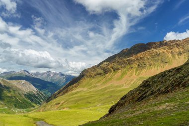Stelvio geçidi boyunca uzanan dağ manzarası, Sondrio ili, Lombardy, İtalya, yaz mevsiminde.