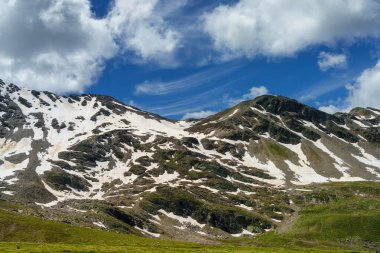Stelvio geçidi boyunca uzanan dağ manzarası, Sondrio ili, Lombardy, İtalya, yaz mevsiminde.