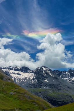 Stelvio Geçidi 'ne doğru alçalan bulutlar, Sondrio ili, Lombardy, İtalya, yaz mevsiminde.