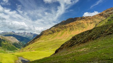 Stelvio geçidi boyunca uzanan dağ manzarası, Sondrio ili, Lombardy, İtalya, yaz mevsiminde.